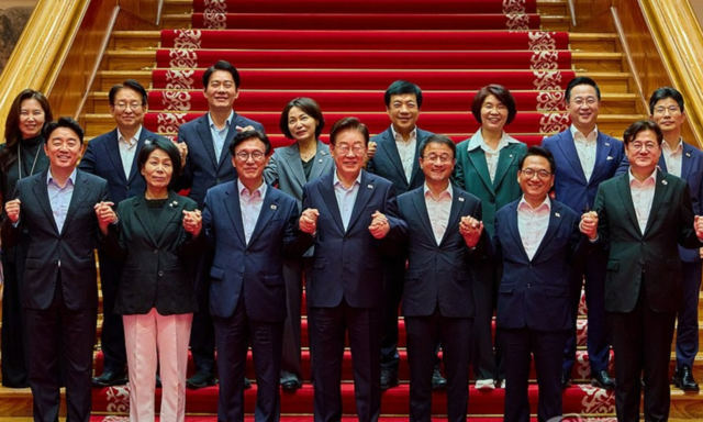이재명 대통령이 25일 청와대에서 더불어민주당 신임 지도부와 만찬 간담회에 앞서 기념촬영을 하고 있다. 뒷줄 왼쪽부터 시계방향으로 강유정 청와대 수석대변인, 권칠승 정책위의장, 한민수 최고위원, 서미화 최고위원, 이성윤 최고위원, 한정애 사무총장, 박성준 수석대변인, 정을호 정무비서관, 홍익표 정무수석, 박선원 최고위원, 한병도 원내대표, 이 대통령, 김민석 당대표, 최민희 최고위원, 강훈식 대통령비서실장. 청와대 제공