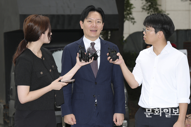 박상용 검사가 27일 서울 마포구 서울경찰청 광역수사단 마포청사에 소환 조사를 받기 전 취재진 질의에 답변하고 있다.  백동현 기자