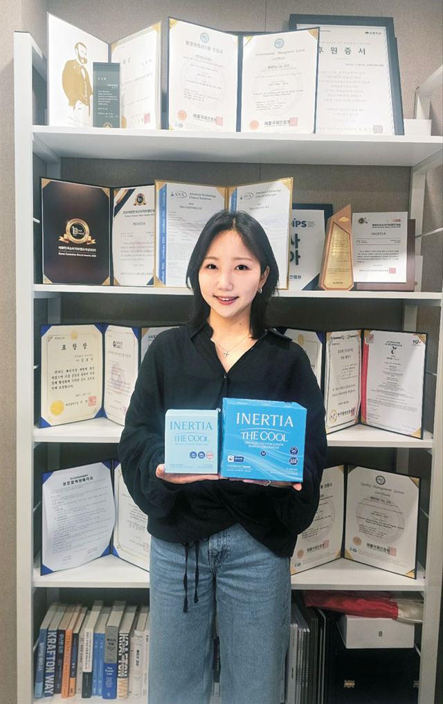 김효이 이너시아 대표가 자사의 ‘친환경 고성능 생리대’를 들고 주요 기능을 설명하고 있다.
이너시아 제공
