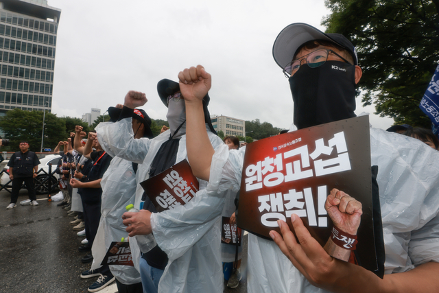 목소리 높이는 勞
