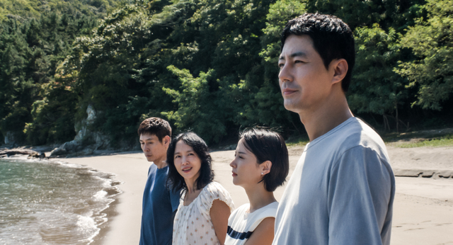 이창동 감독의 영화 ‘가능한 사랑’은 대기업 해고 노동자 부부(전도연·설경구)와 그 부부를 찍는 다큐멘터리 감독 부부(조여정·조인성)의 이야기를 그렸다.  넷플릭스 제공