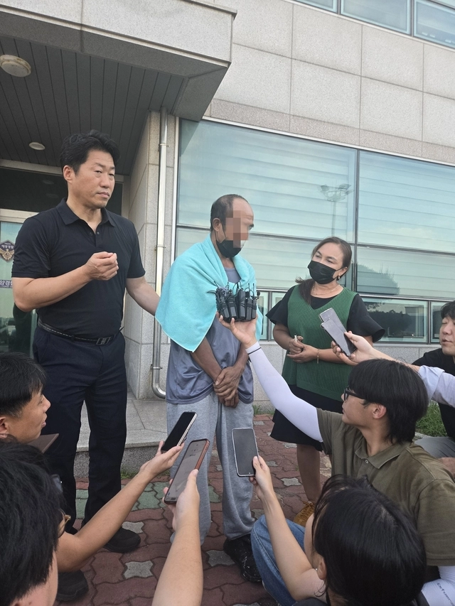 부산 오륙도 앞 바다에서 전복된 예인선 티엔에스캐처호에 타고 있던 인도네시아인 선원이 부산해경 앞에서 취재진에게 사고 당시 상황을 설명하고 있다.