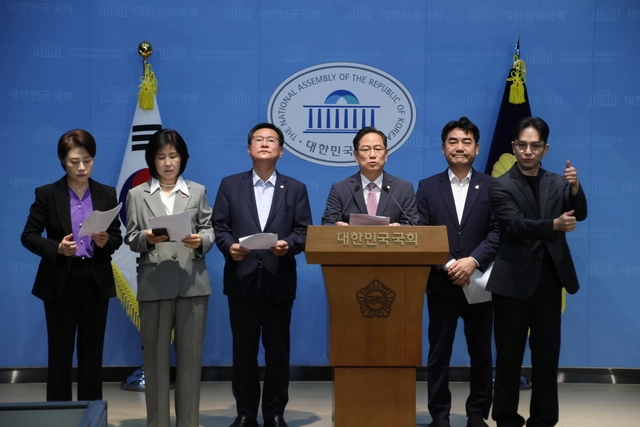 국민의힘 부산지역 국회의원들이 2일 국회 소통관에서 공동 기자회견을 열고 한국산업은행과 금융위원회, 금융감독원의 부산 이전을 촉구했다. 박수영 국회의원실 제공