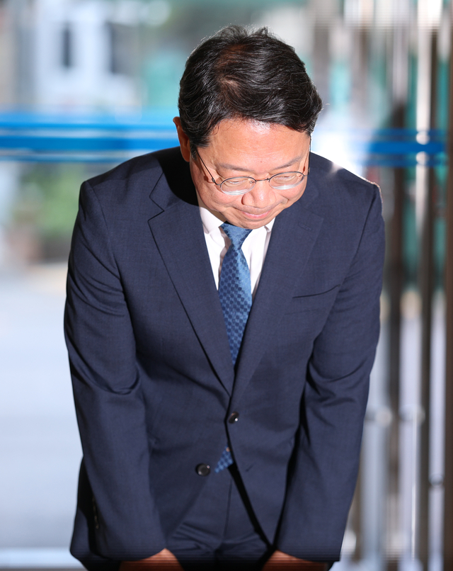 고개 숙인 金