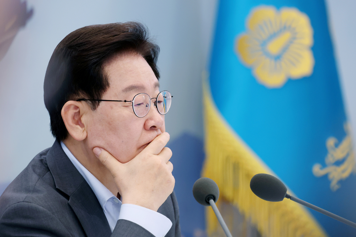 [속보]‘개각 후폭풍’ 李대통령, 지지율 37.4% 또 최저-리얼미터