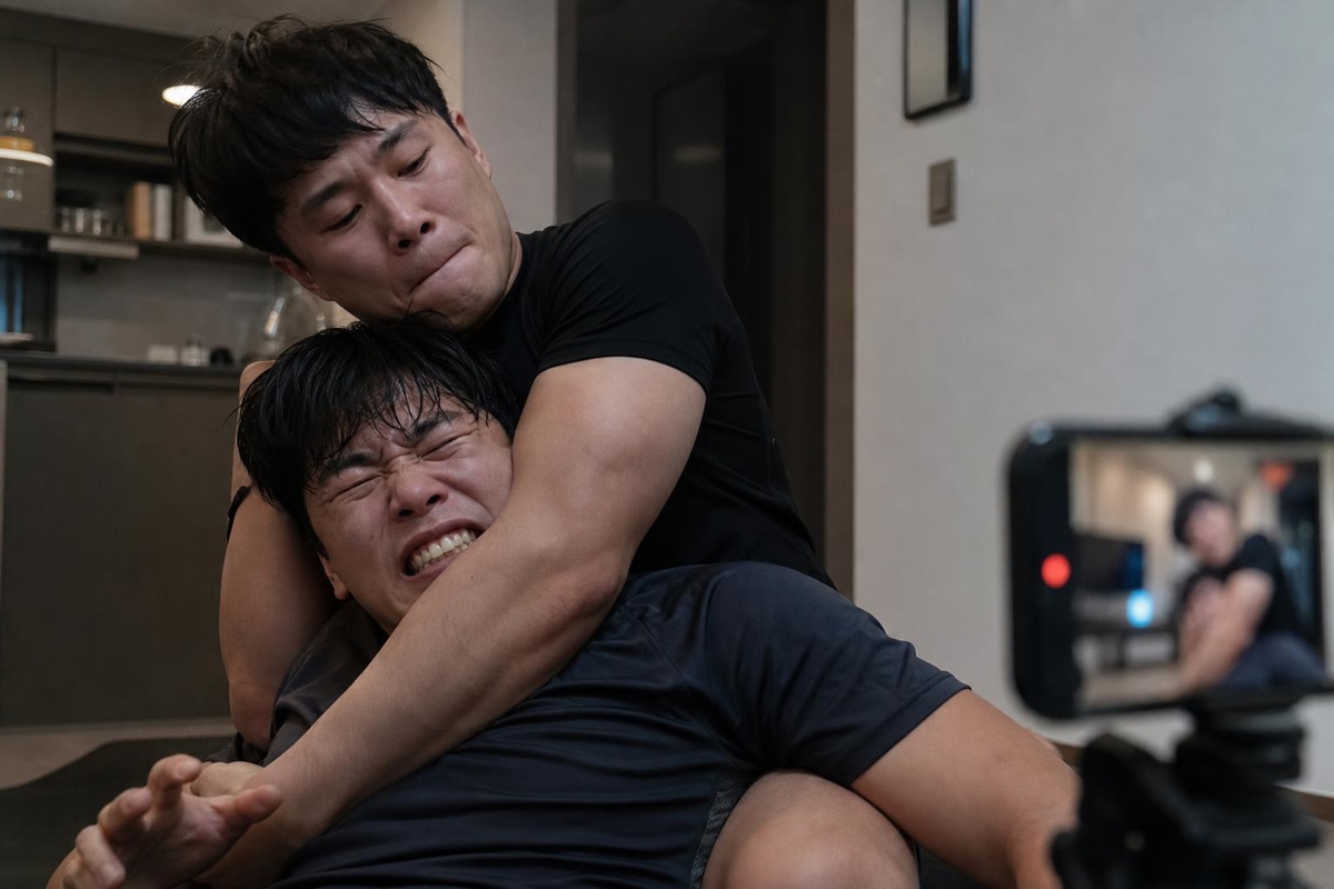 격투기 선수, 방송 중 출연자 목 졸라 기절 시켜… 신체 일부 마비 증세