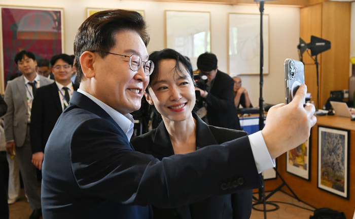 “아내가 꼭 찍어 오랬다” 전도연과 셀카 찍으며 한 李대통령의 말