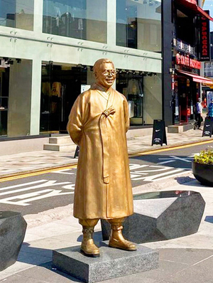 김구 선생님 동상 보니 나라에 헌신한 할아버지 생각나네요[그립습니다]