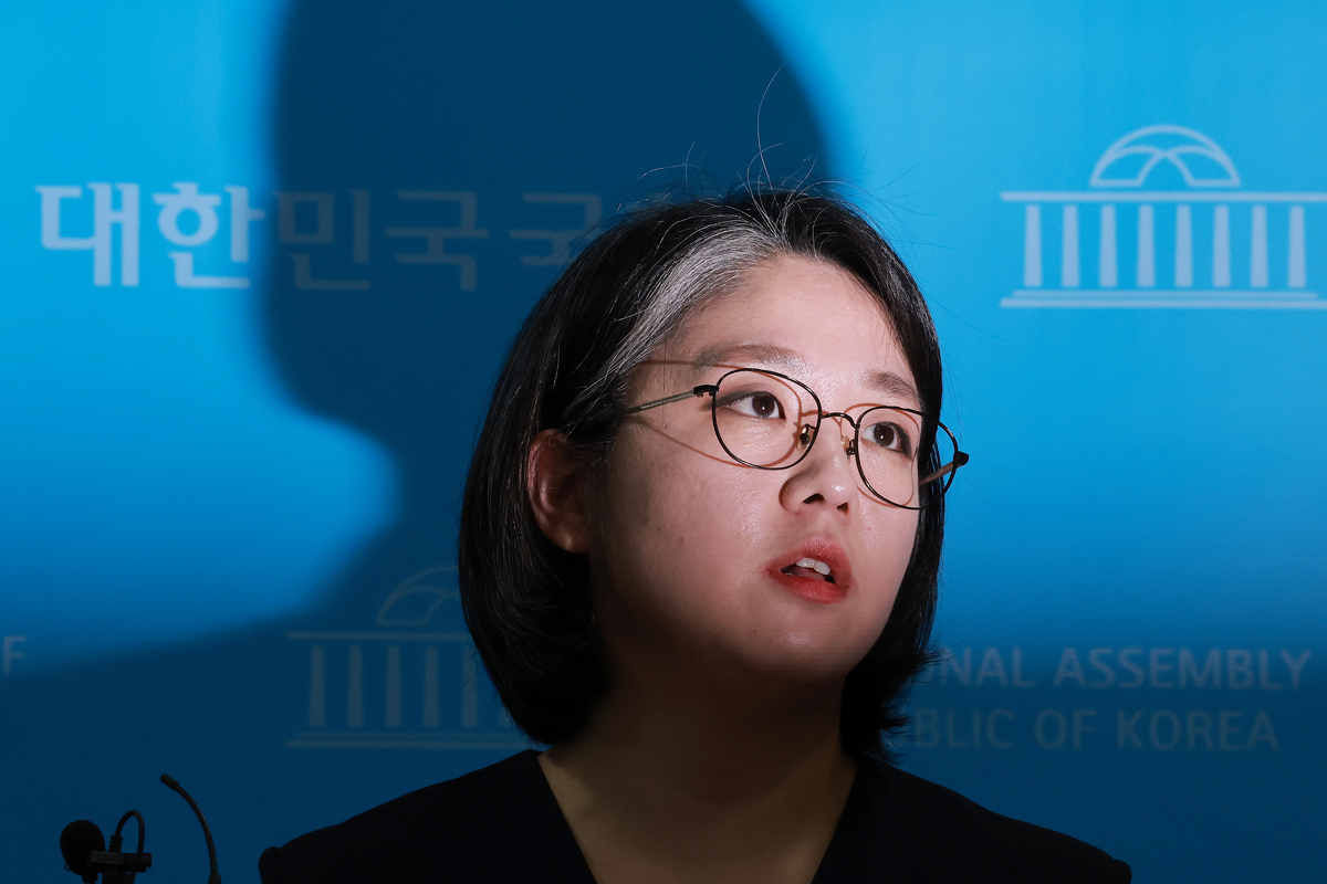 ‘특별당비 남편 급여’ 의혹 용혜인, 경찰 수사착수…잇따라 고발인 조사