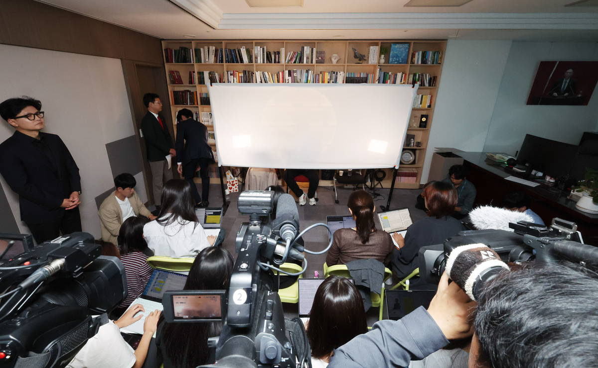 “제넨셀 임상통과 말듣고 투자했는데 다 날려…3인 커넥션 밝혀라”