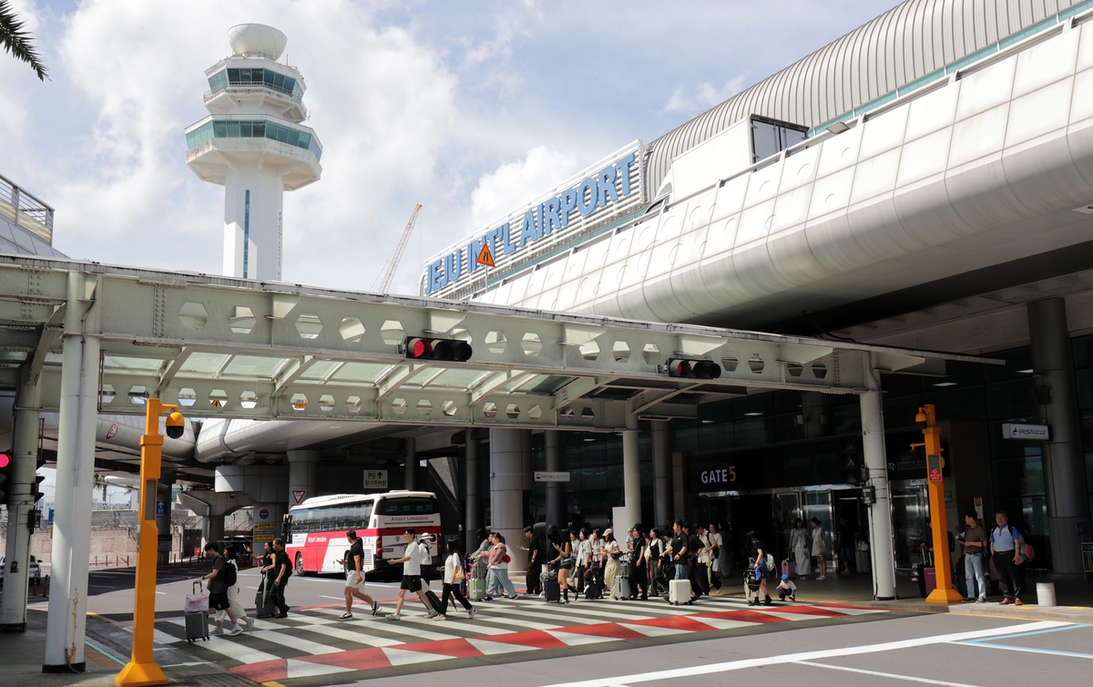 제주공항 교신 엿들은 10대 중국인…카메라엔 ‘군사시설’ 사진