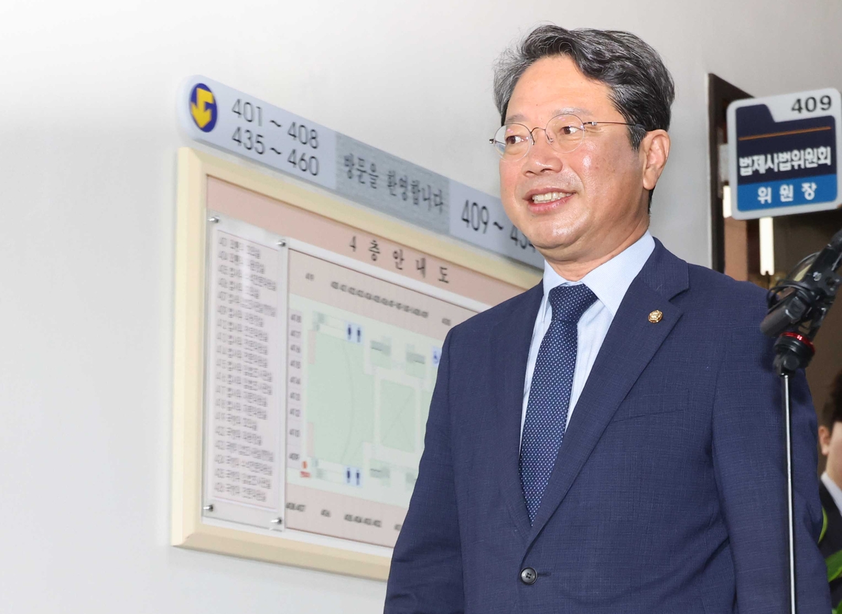 사건 수임 안 했다더니…김승원, ‘단짝 판사’ 사건 변호사로