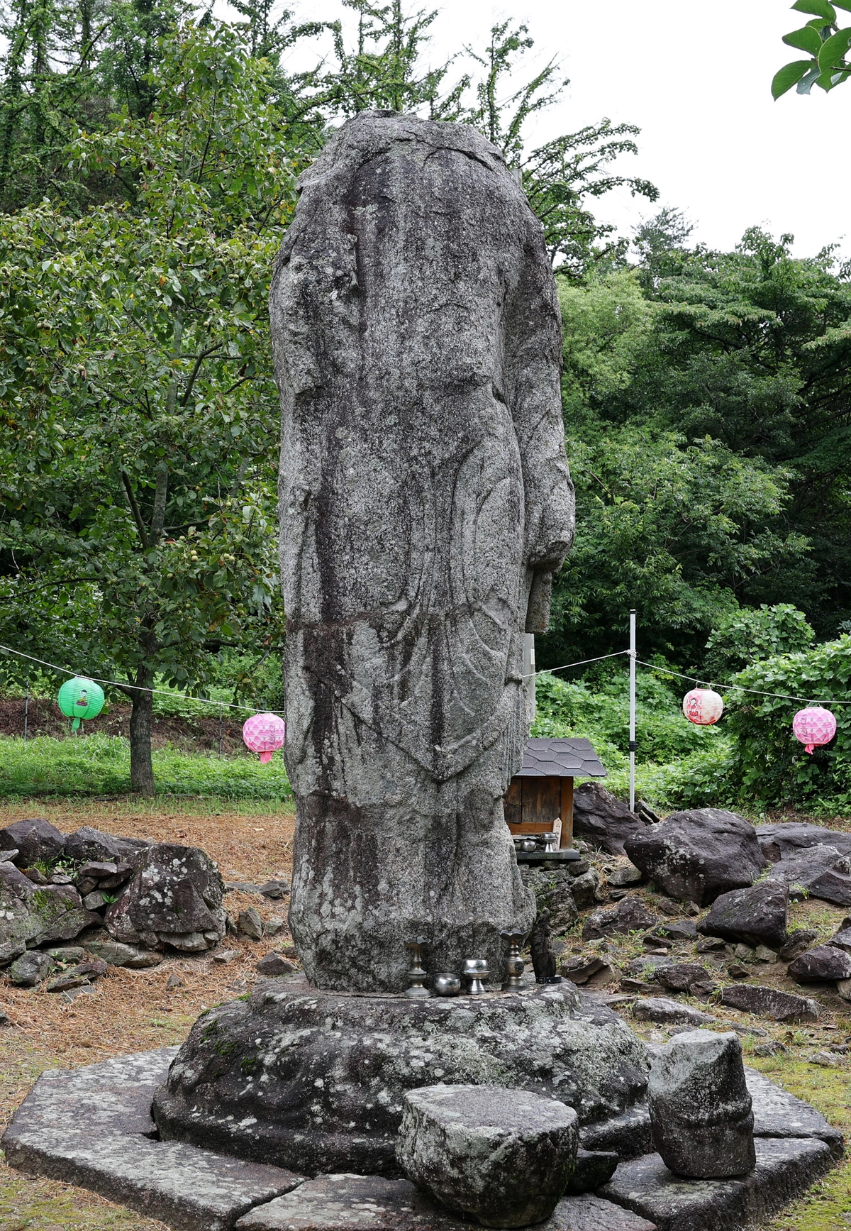 소백산을 넘는 죽령 아래 용부원마을의 빈 절터에 서 있는 보국사지 석조여래입상. 머리 부분이 없고 몸통도 많이 훼손됐지만 그 앞에다 정화수를 떠놓고 기도하는 이들이 있다. 온전하지 않은, 그래서 측은하게까지 보이는 불상 앞에서 비는 소원은 어쩐지 좀 더 절실하게 느껴진다.