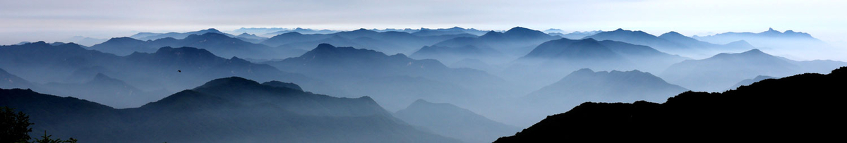 오전 9시 30분쯤 소백산 연화봉대피소가 있는 제 2연화봉(1357m) 부근에서 바라본 서쪽 경관. 소백산 서쪽 모든 산의 능선이 겹겹이 겹쳐진 모습이 마치 파도치는 바다처럼 보인다. 지금, 소백산에 가면 이런 모습을 볼 수 있다.
