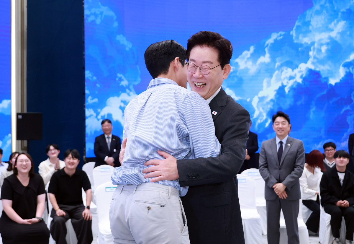 청년 만난 李 "정책 총괄 전담 조직 고민...국가의 근본적 문제" - 뉴스 썸네일 이미지