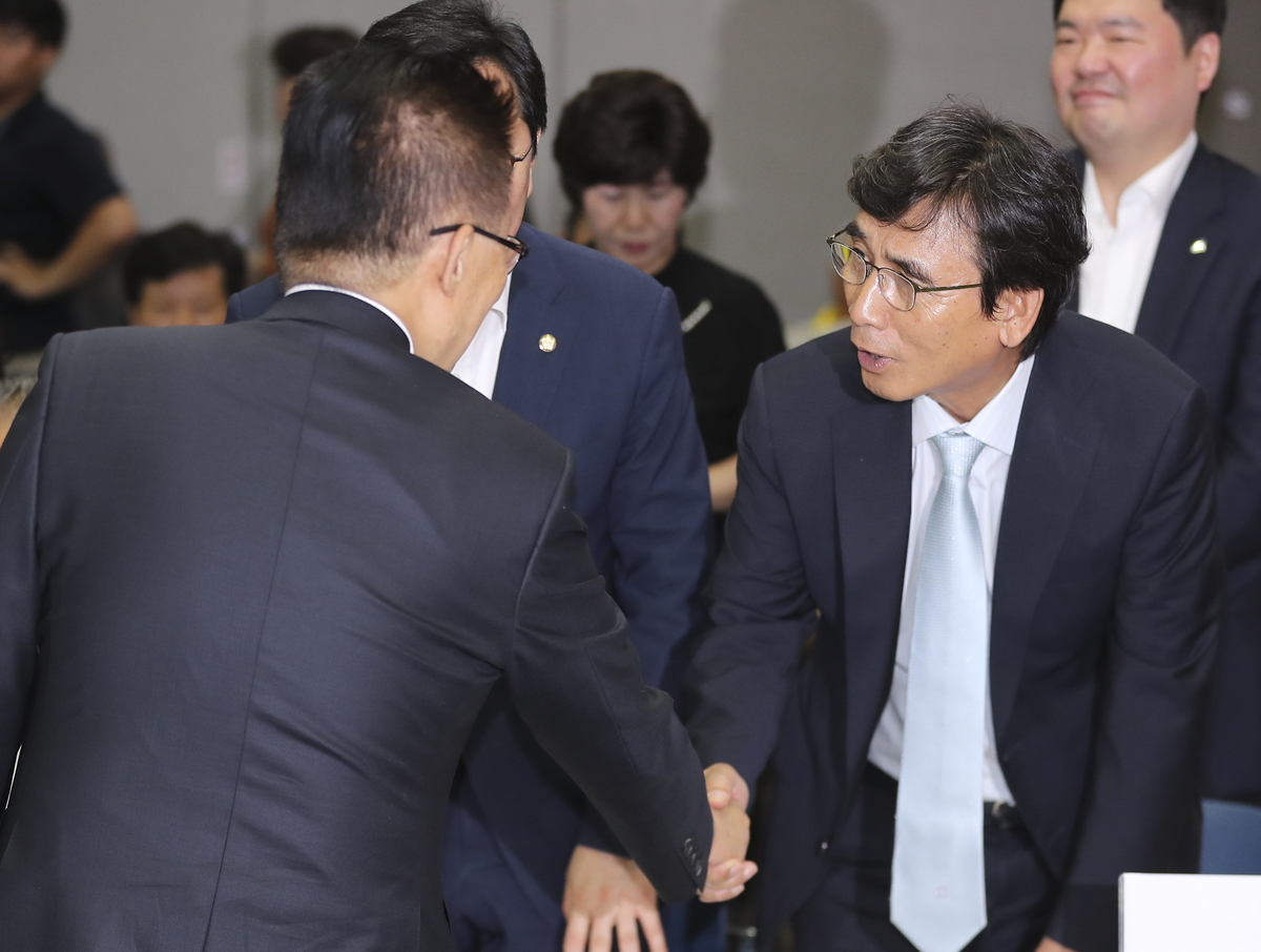 박지원 "유시민 작가님 너무합니다… 왜 손톱 때만 보십니까"