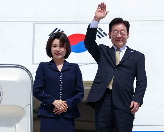 멕시코 국빈방문을 마친 이재명 대통령과 김혜경 여사가 26일(현지시간) 멕시코시티 펠리페 앙헬레스 국제공항 공군 1호기에서 환송객에게 인사하고 있다. 연합뉴스