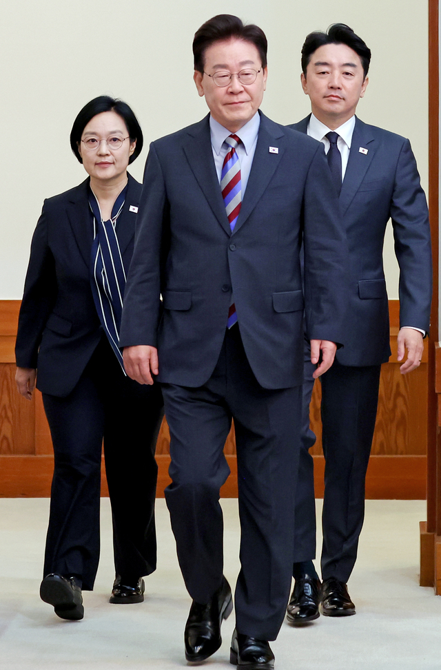 이재명 대통령이 29일 오전 청와대에서 국무회의를 주재하기 위해 회의장에 들어서고 있다. 연합뉴스