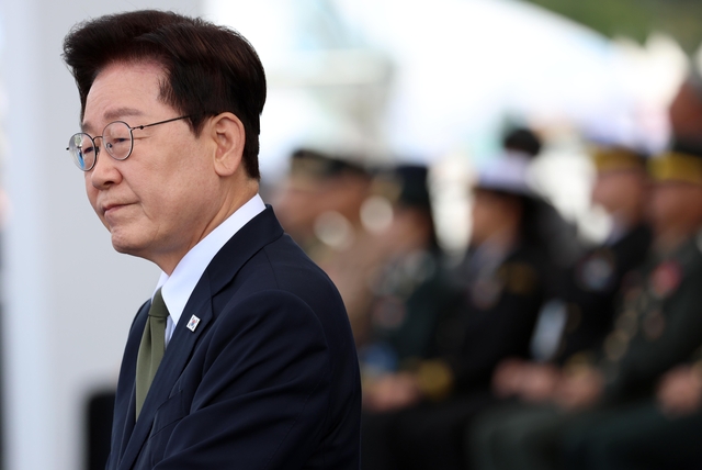 이재명 대통령이 1일 충남 계룡대 활주로에서 열린 제78회 국군의 날 기념식에 참석하고 있다. 뉴시스