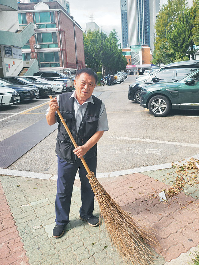 아파트 재건축에 20년 삶의 터전 떠나는 경비반장님 안타까워[고맙습니...