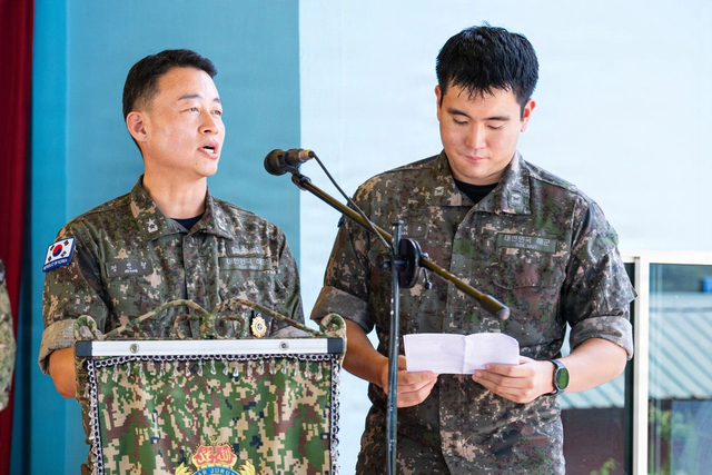 이지호(오른쪽) 해군 소위가 말레이시아 코타키나발루에서 열린 ‘퍼시픽 파트너십 2026’ 훈련 현장에서 정인철 해군 제5기뢰·상륙전단장의 연설을 통역하고 있다.  미 국방부 DVIDS 제공