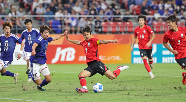 3일 일본 아이치현 도요타 스타디움에서 열린 2026 아이치·나고야 아시안게임 남자 축구 대한민국과 일본의 결승. 한국 엄지성이 선제골을 넣고 있다. 연합뉴스