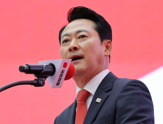장동혁 국민의힘 대표가 3일 서울 숭례문 앞 세종대로에서 열린 국민의힘 ‘이재명 정권 심판, 민생회복·안보수호 국민행동대회’에서 발언하고 있다. 연합뉴스