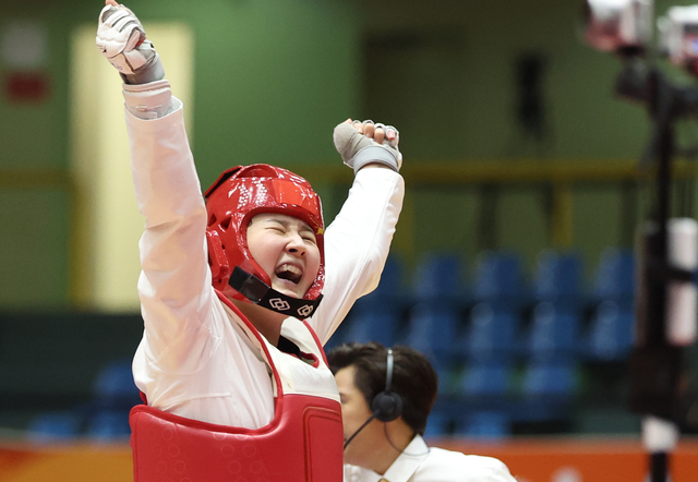 3일 일본 아이치현 도요하시 종합체육관에서 열린 2026 아이치·나고야 아시안게임 태권도 겨루기 여자 67㎏급 한국 송다빈과 중국 무원저 결승 경기. 한국 송다빈이 승리한 뒤 환호하고 있다. 연합뉴스