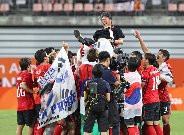 3일 일본 아이치현 도요타 스타디움에서 열린 2026 아이치·나고야 아시안게임 남자 축구 대한민국과 일본의 결승전에서 승리한 한국 선수들이 이민성 감독을 헹가래치고 있다. 연합뉴스