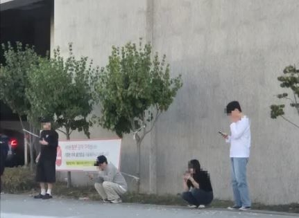 ‘금연 구역’ 현수막 앞에서 ‘뻑뻑’, 흡연자들 어떡하나