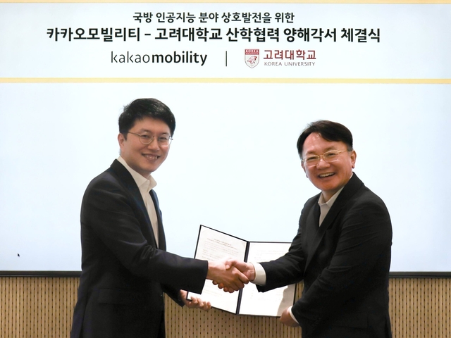 카카오모빌리티와 고려대가 최근 ‘국방 인공지능(AI) 분야 상호발전을 위한 협력 양해각서(MOU)’를 체결한 가운데, 류긍선(왼쪽) 카카오모빌리티 대표와 강석중 고려대 C5ISRT융합연구원장이 기념 사진을 촬영하고 있다. 카카오모빌리티 제공