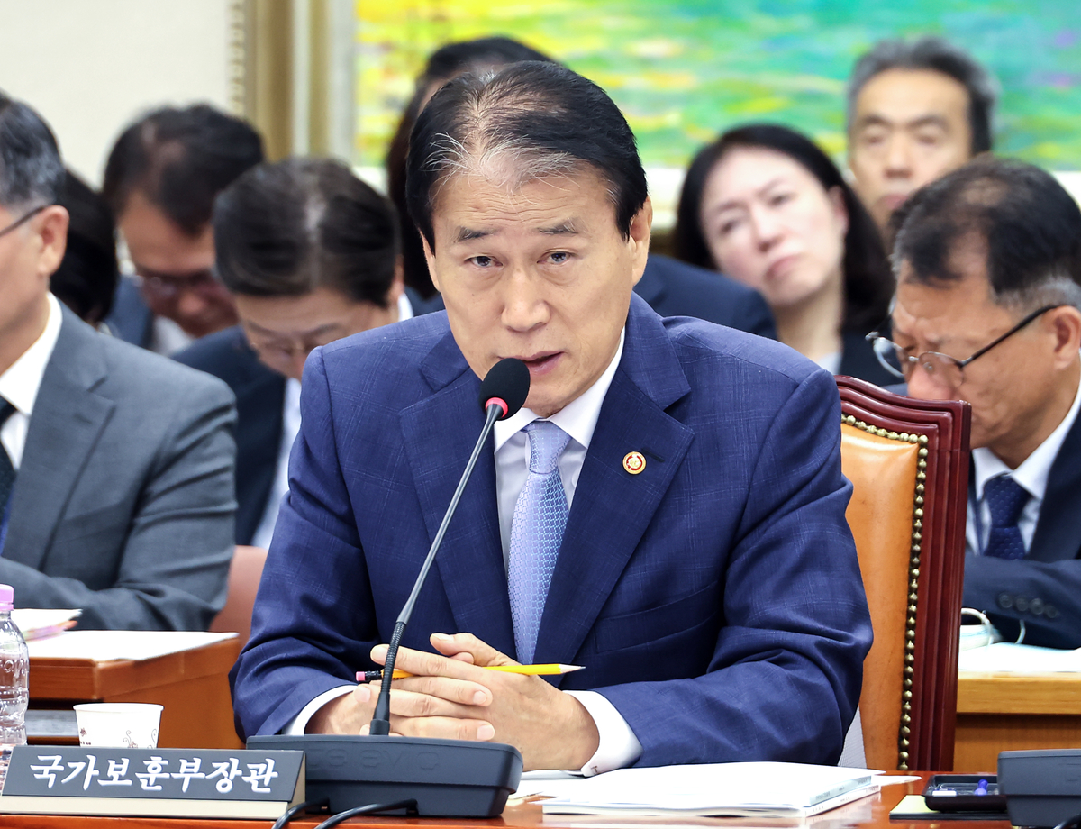 권오을 보훈장관, 국감 중 어지럼증 호소해 병원행…이후 복귀
