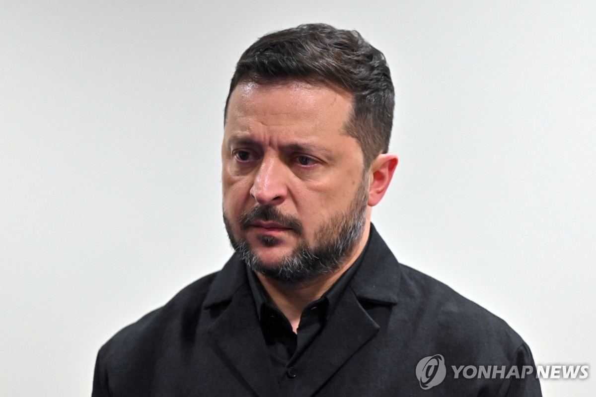 젤렌스키, 트럼프·푸틴 ‘경유 딜’ 맹비난