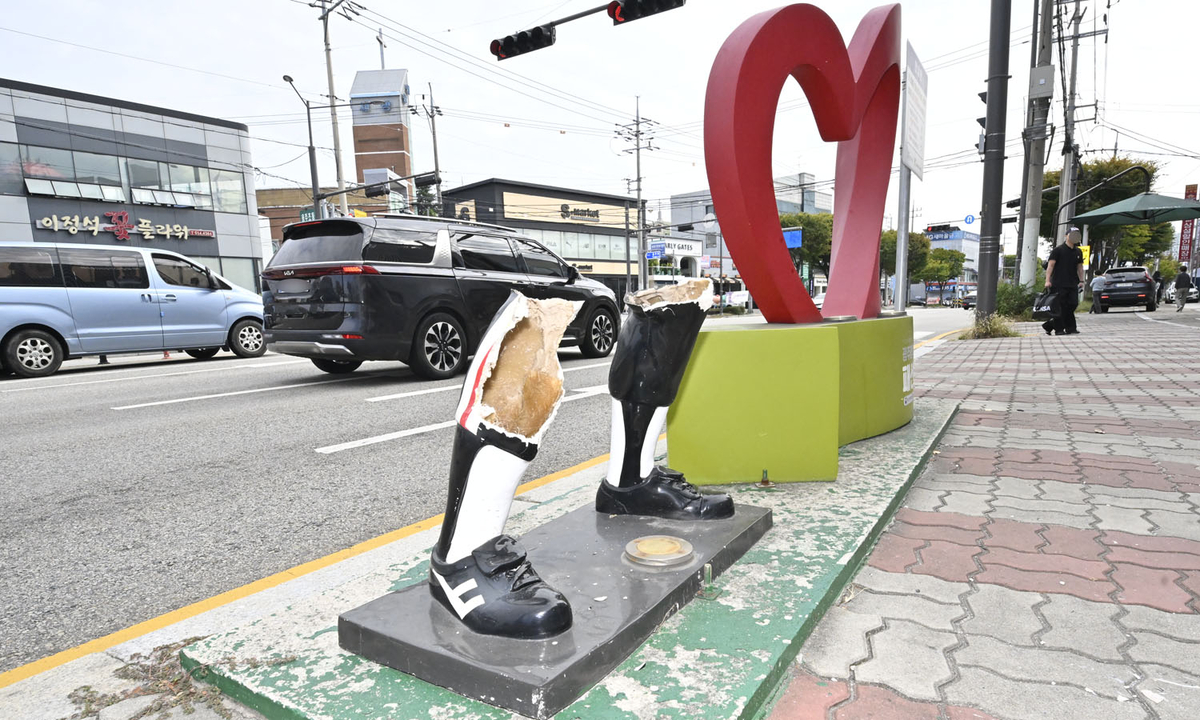 취객이 부순 김성한 전 해태 타이거즈 선수 조형물…이번이 세 번째