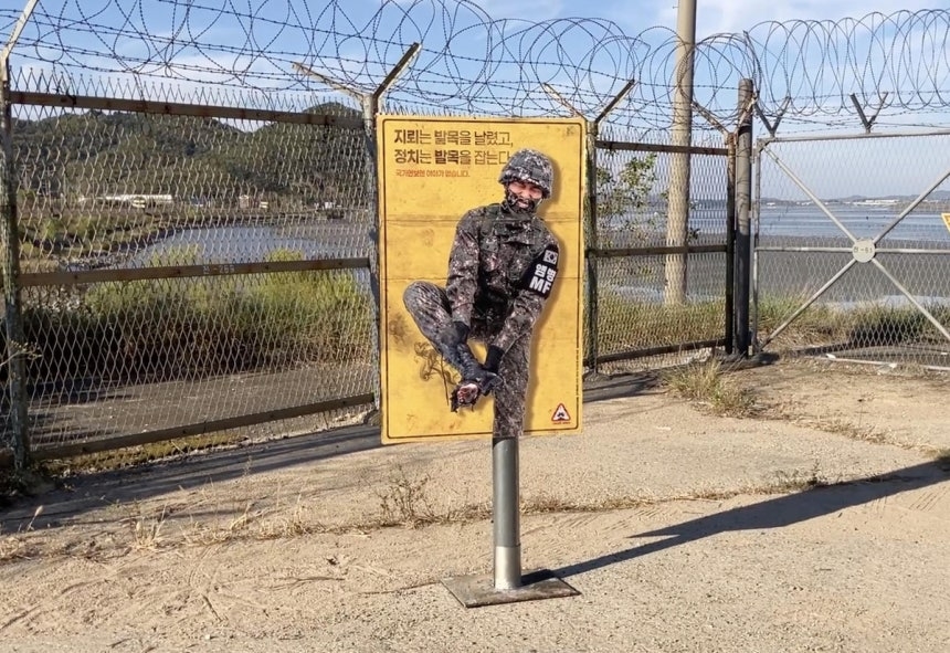 한발로 위태하게 선 장병…‘北 지뢰도발 정쟁 비판’ 공익광고