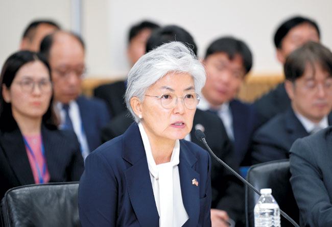 강경화 “지뢰, 불의의 사고는 분명히 아니다”… 李대통령 발언 정면반박