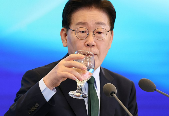 대통령 지지율 34.9% 최저 기록