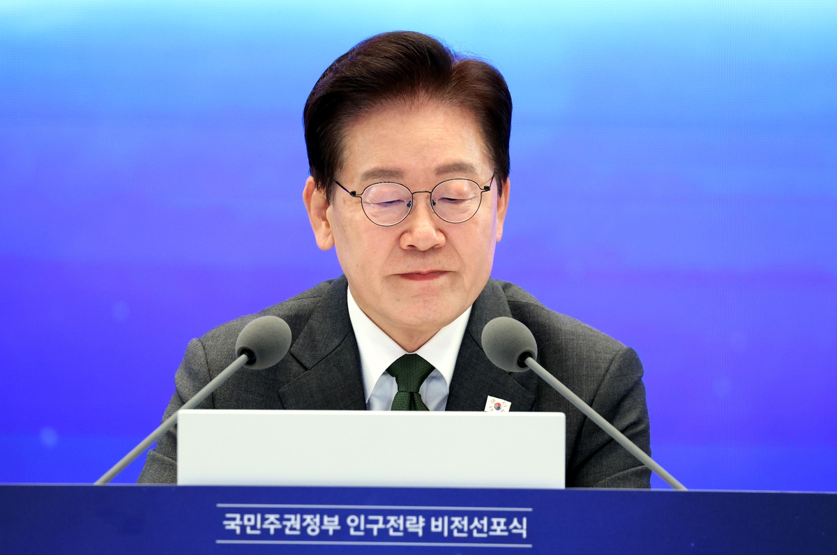 [속보]李대통령 지지율 37.4%… ‘매우 잘못함’ 48.6%