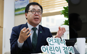 “출발선 뒤처졌다 생각하는 아이들 많아… 사회가 예방적 지원 해줘야”[M 인터뷰]