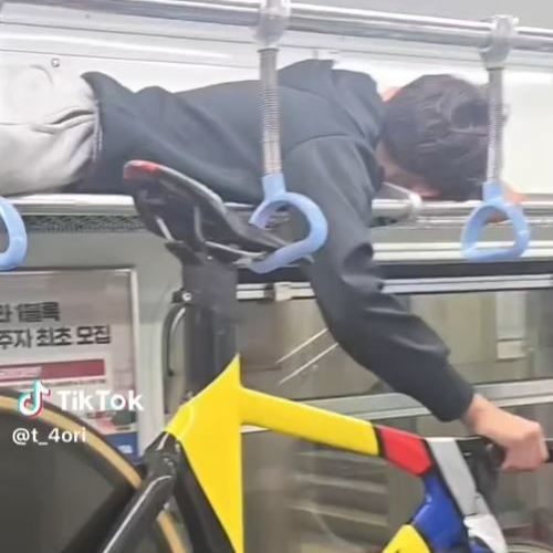 지하철 선반에 기어올라 자전거 번쩍…온라인 발칵 뒤집은 민폐 영상
