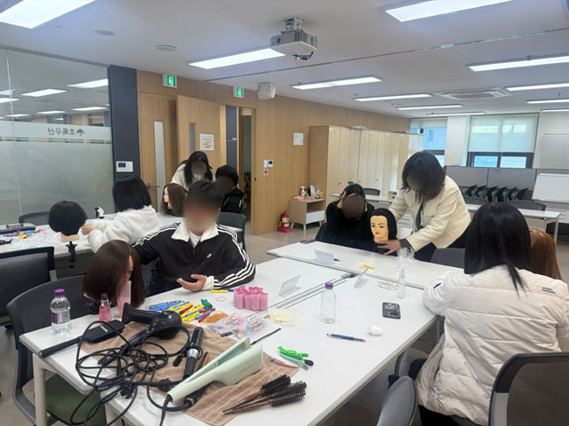 지난 3월 수원시 영통구 초록우산 경기남부가정위탁지원센터 교육실에서 자립 준비 청소년들이 미용 실습을 하고 있다. 초록우산 제공