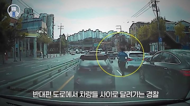 왕복 8차선 달려 중앙분리대 넘은 경찰관, 도로 한복판서 쓰러진 운전자 살렸다 | 문화일보
