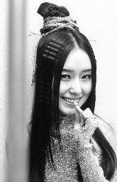 새끼손가락끝에 마이크를 단 것도 그가 만들어낸 아이디어이다