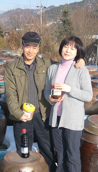 31일 오후 강원 횡성군 안흥면 ‘안흥콩터’장독대에서 송명희(오른쪽)·김동규씨 부부가 직접 만든 청국장과 간장, 된장 제품을 보여주고 있다.