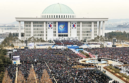 25일 오전 서울 여의도 국회의사당 앞뜰에서 이명박 제17대 대통령의 취임식이 열리고 있다.