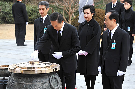 이명박 대통령과 부인 김윤옥 여사가 25일 오전 취임식에 앞서 국립현충원을 방문, 참배하고 있다.