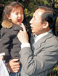 이명박 대통령이 손녀를 안고 달래주고 있는 모습.