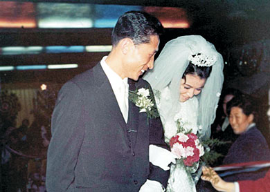 이명박 대통령과 영부인 김윤옥 여사의 1970년 결혼식 장면.