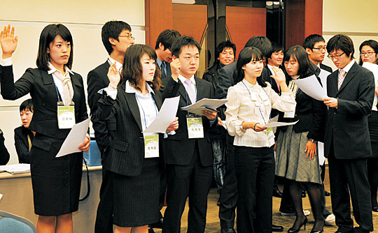 지난 27일 경북 경주 보문단지내 리조트에서 열린 합숙 취업캠프에 참가한 경북대생들이 취업 적성검사를 위한 조별활동을 하고 있다.