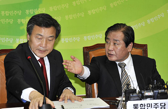 29일 국회 통합민주당 대표실에서 열린 최고위원회에서 손학규(왼쪽) 대표가 모두 발언을 마치고 박상천 대표에게 마이크를 넘기고 있다.